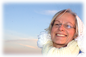 Marion Czenkusch lachend an einem kalten Wintermorgen, eingepackt in Mütze und Schal